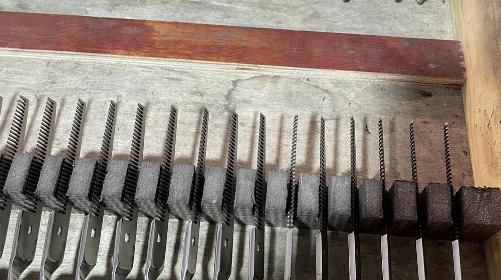 Pet grooming shears prepared in small-batch trays for sample orders