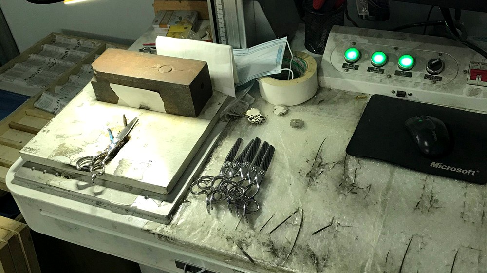 Laser logo engraving setup for private-label pet grooming shears
